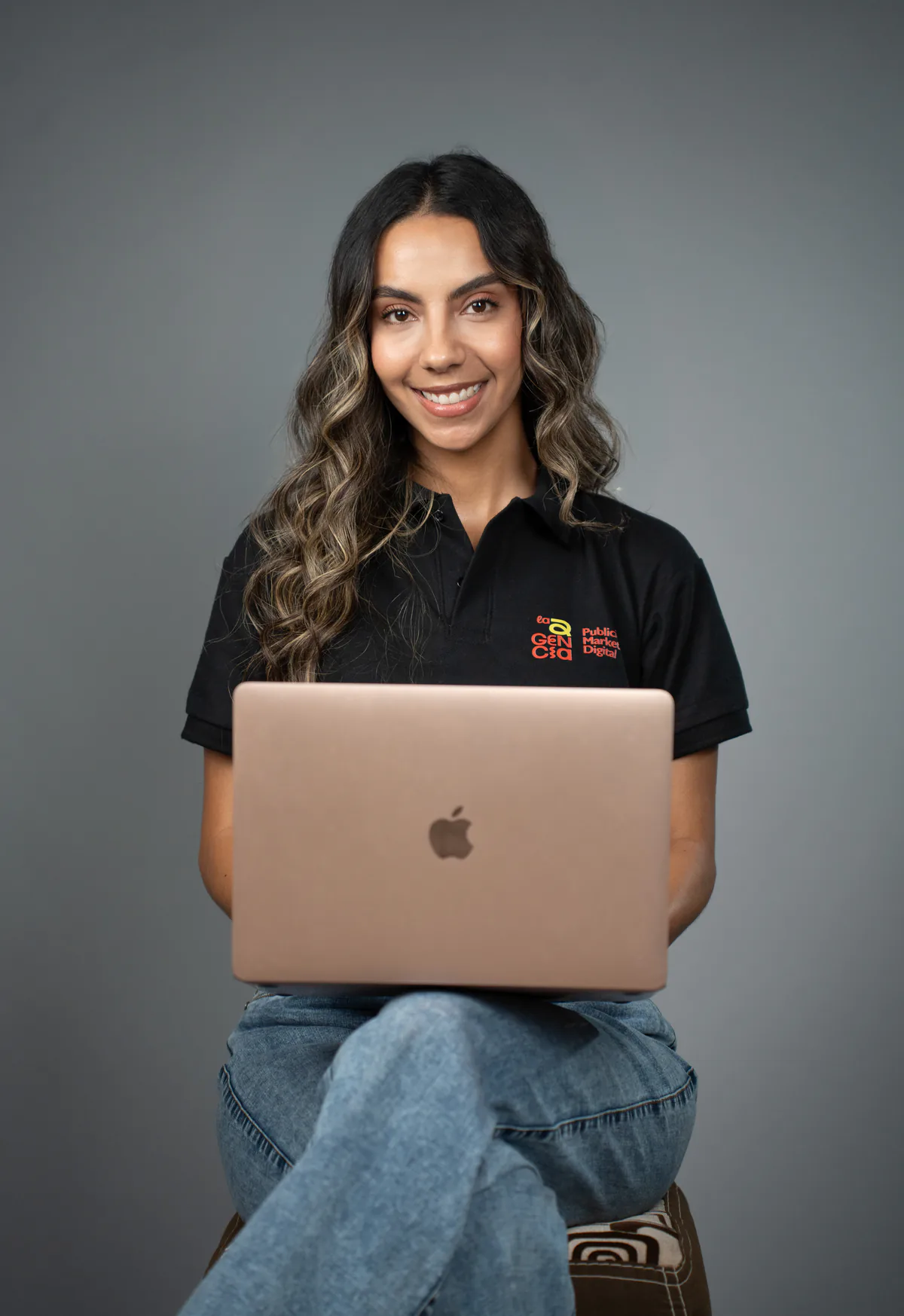 Integrante de La Agencia sonriendo, equipo creativo de marketing Ecuador.