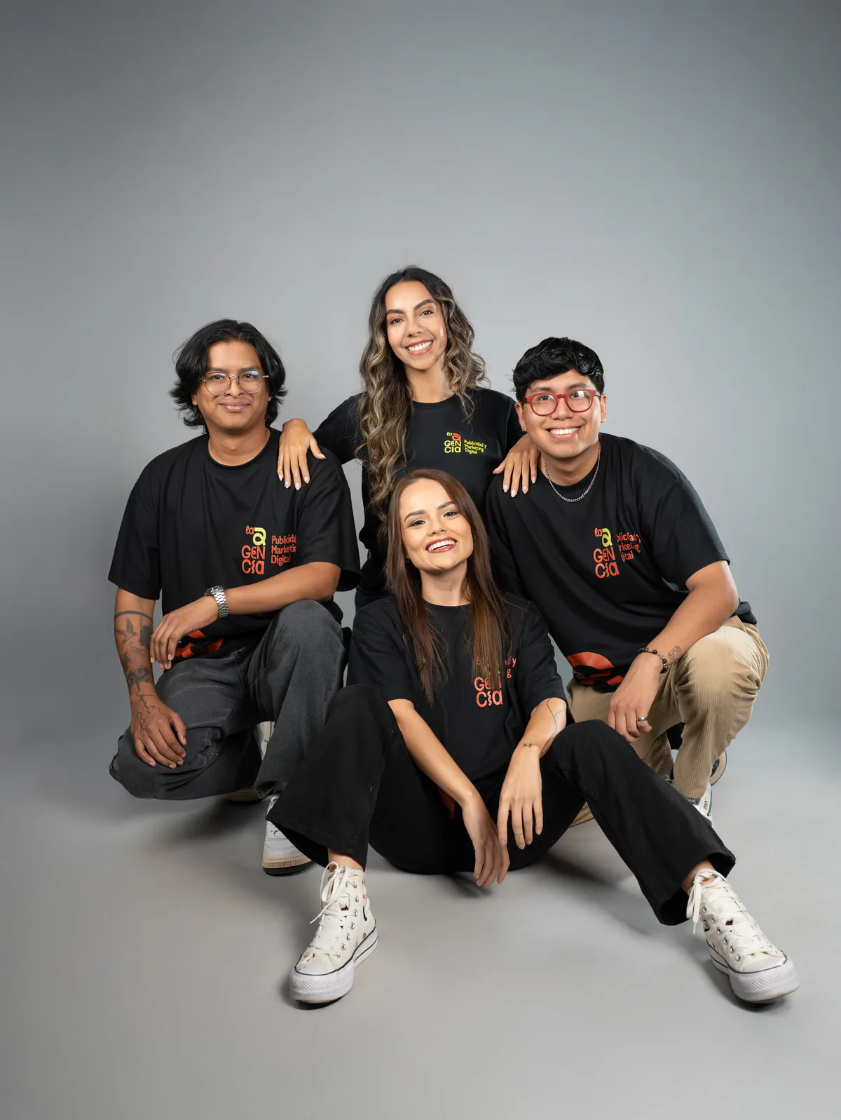 Profesional de La Agencia en pose corporativa, agencia de publicidad Ecuador.