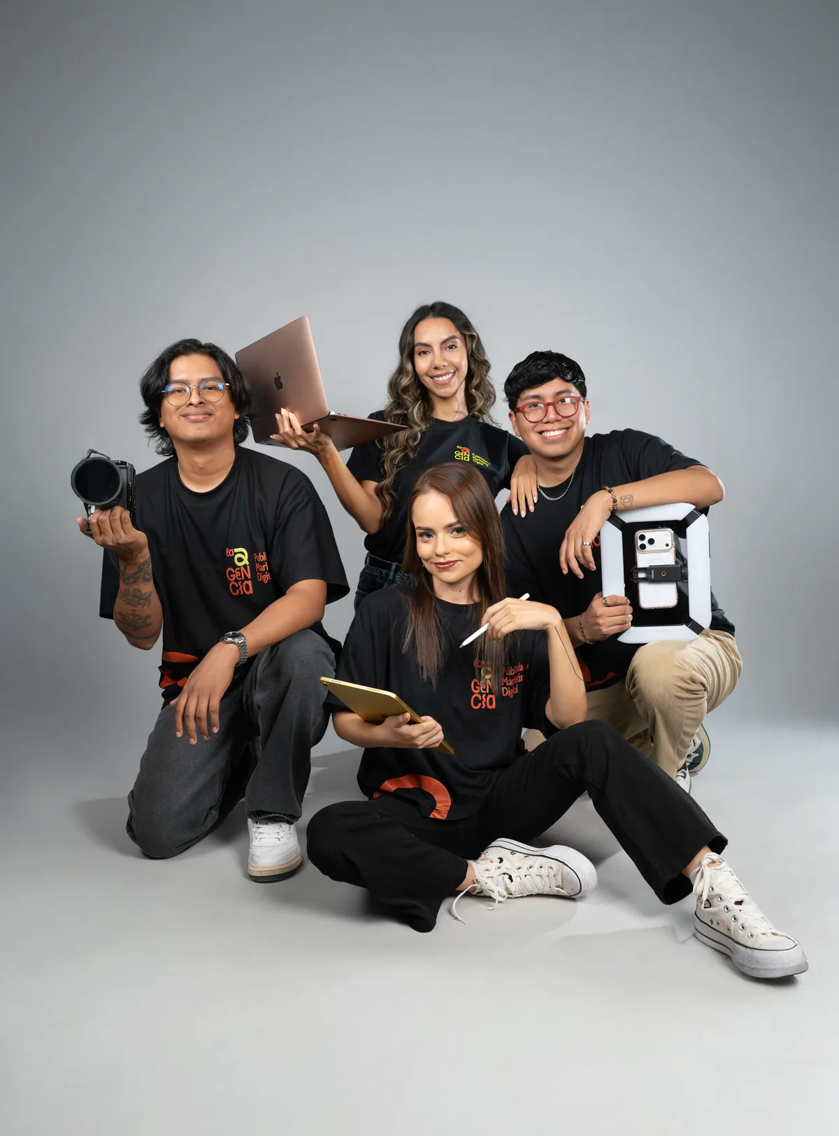 Miembro del equipo La Agencia en foto editorial, marketing digital 2026.